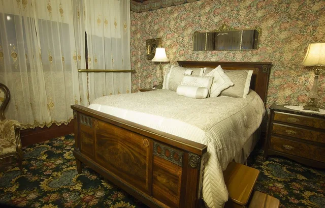 غرفة بسرير كوين، Gingerbread Mansion Inn 3/5