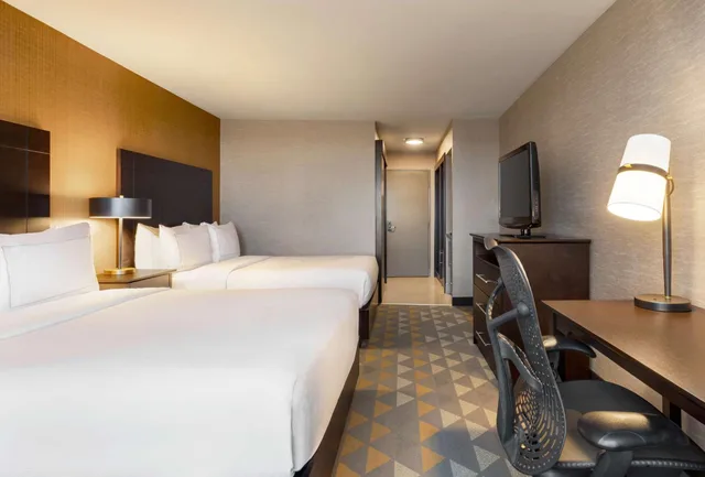 غرفة بسرير كينج وسريرين كوين، DoubleTree by Hilton Pointe Claire Montreal Airport West 2/8