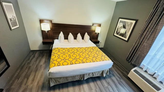 غرفة بسرير كينج لذوي الإعاقة، Baymont by Wyndham Chicago/Calumet City 1/9