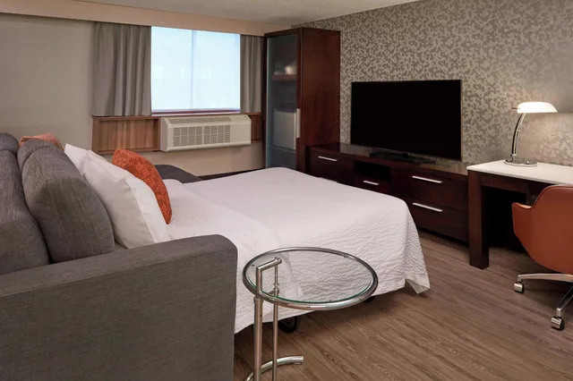 جناح تنفيذي بسرير كينج، Fairfield by Marriott Montreal Downtown 2/3