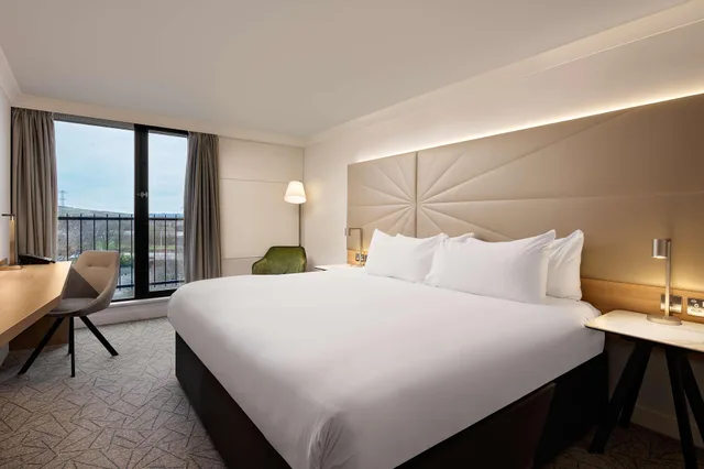 Executive, Double Bed, Hilton Birmingham Metropole 2/6