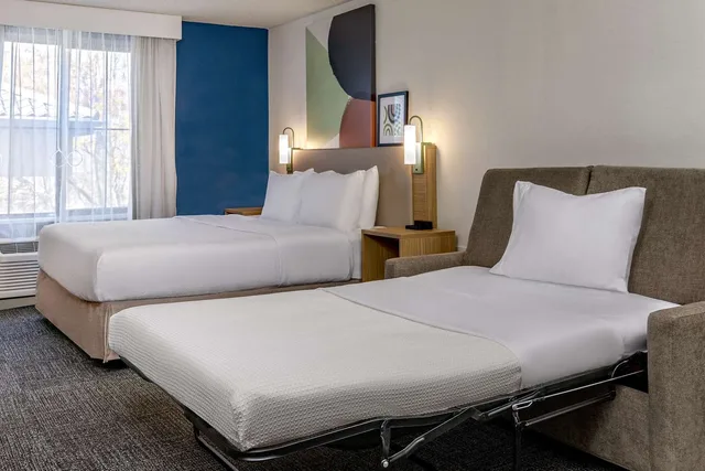 غرفة بسرير كينج مع أريكة بحوض استحمام لذوي الإعاقة، Spark by Hilton Denver International Airport 1/4