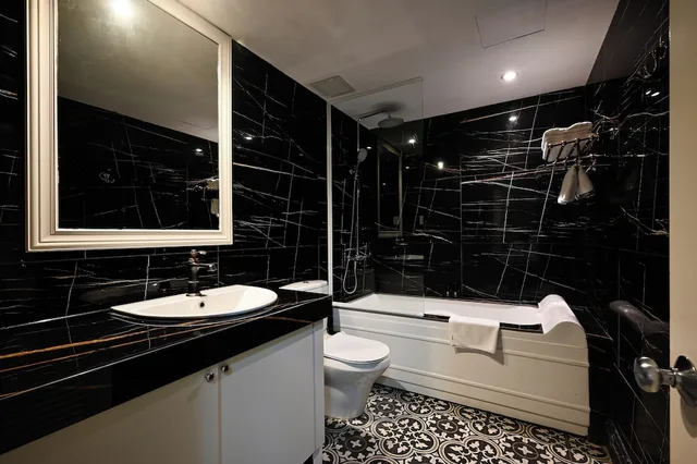 Junior, King Bed, City View, California Saigon Hotel & Rooftop Pool 4/5