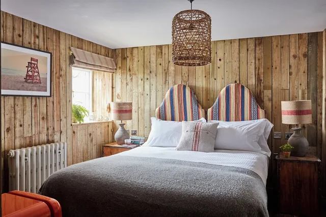 Room, Double or Twin Bed, Artist Residence 4/7