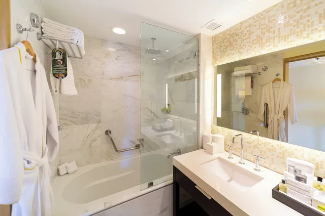 جناح جونيور بسرير كينج بإطلالة على المسبح مع دخول صالة النادي في الطابق العلوي، Intercontinental San Pedro Sula 8/10