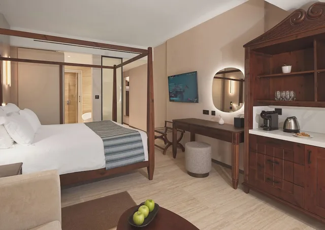 Junior Suite, Double Bed, Inland View, Terrace، Olympic Lagoon Resort Paphos 5/10