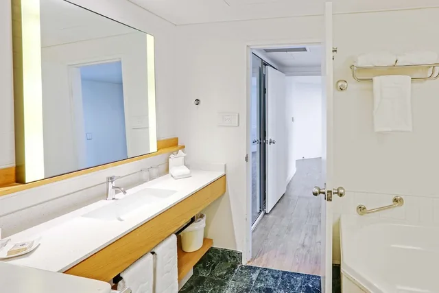 جناح تنفيذي بسرير كينج بإطلالة على المرسى، Shangri La the Marina Cairns 8/8