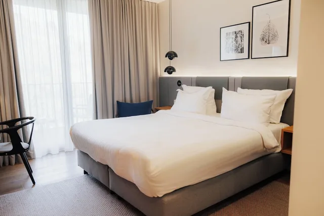 غرفة ديلوكس بسرير كوين بشرفة، Steigenberger Hotel And Spa Krems 1/4