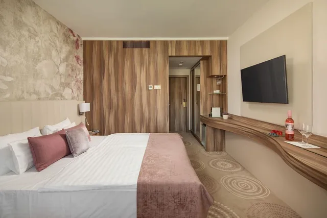 غرفة ديلوكس بسرير مزدوج بشرفة، Hotel Carbona Thermal Spa 2/6