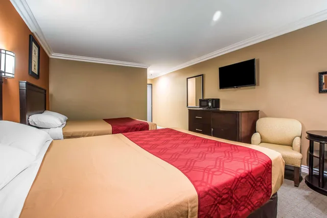 غرفة ديلوكس بسريرين كوين، Baymont by Wyndham Ontario 1/1