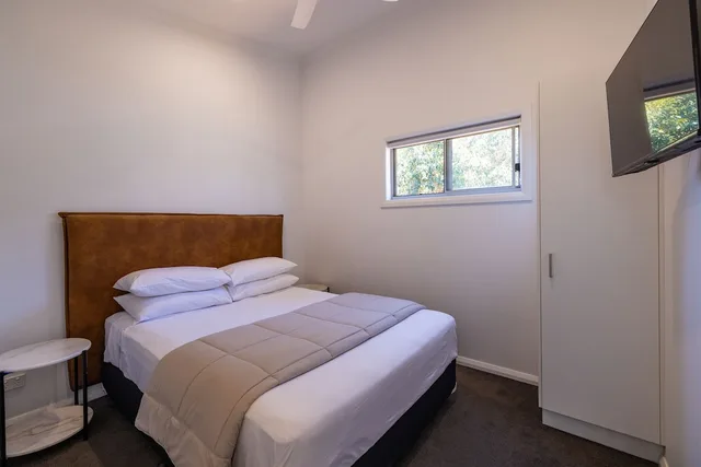 3 Bedrooms, Cabin, 2 Bunk Beds, 2 Queen Beds, Nrma Dubbo Holiday Park 1/3