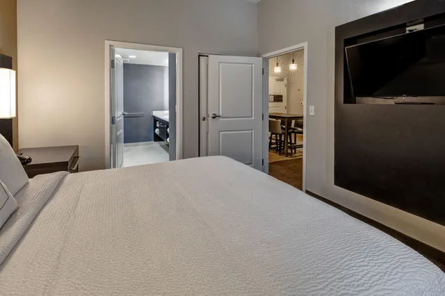 جناح بسرير كينج بغرفة نوم واحدة مع أريكة، Residence Inn Tulsa Midtown 1/6