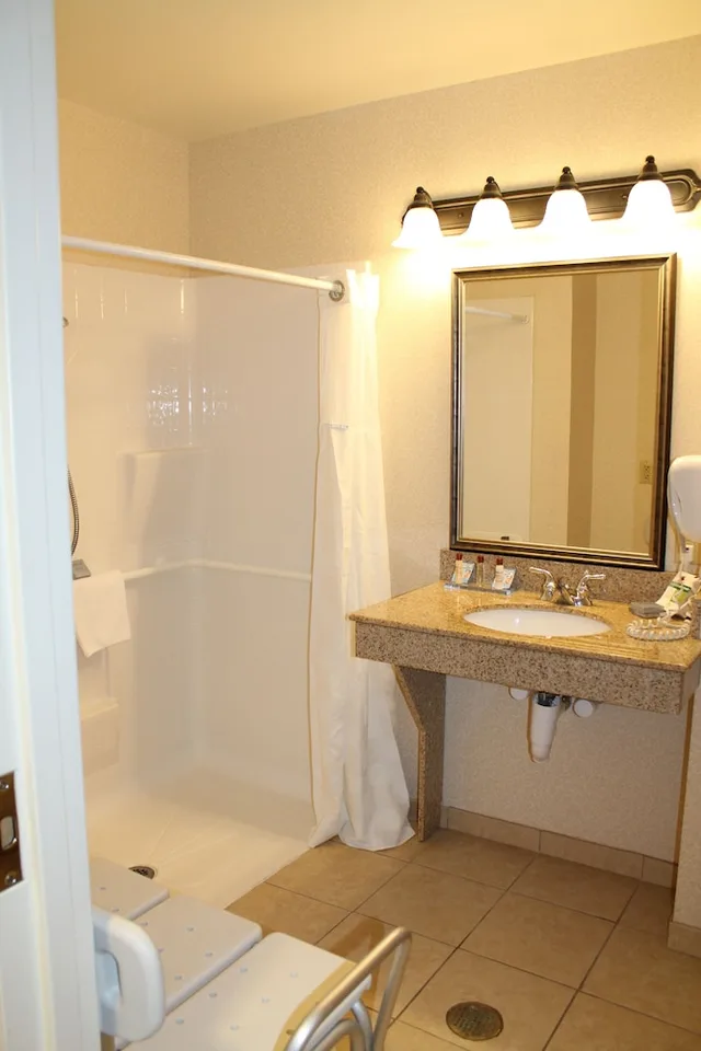 غرفة بسرير كوين لذوي الإعاقة، Wingate by Wyndham Columbia / Lexington 4/4