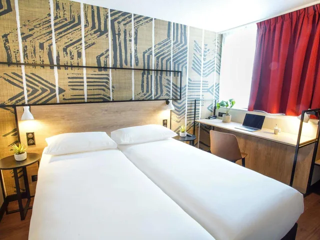 غرفة متصلة بسرير مزدوج وسريرين منفصلين، Kyriad Paris Nord Porte de Saint Ouen Formely Alliance Hotel Paris Porte de Saint Ouen 12/20