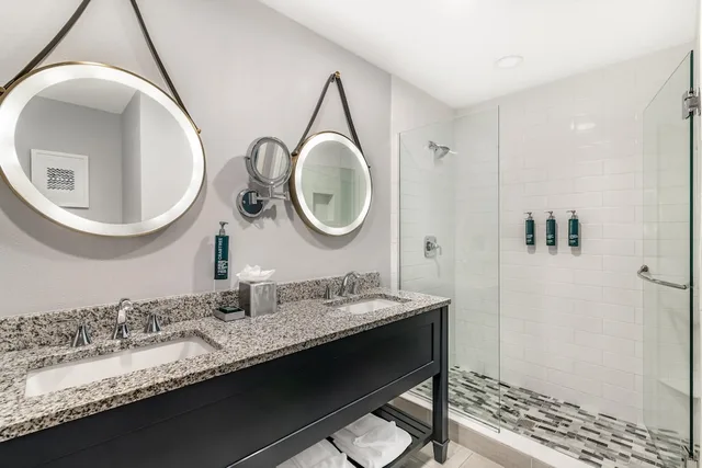 جناح بسرير كينج وسريرين كوين بغرفتي نوم مع أريكة، Hilton Vacation Club King 583 Charleston 10/10