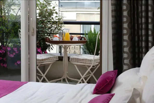 دوبلكس بسريرين مزدوجين بـ5 غرف نوم مع أريكة، Residence Alma Marceau 1/2