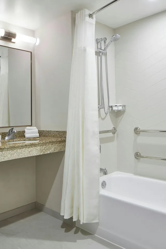 غرفة بسرير كينج مع أريكة، Fairfield Inn & Suites Albany Airport 5/6
