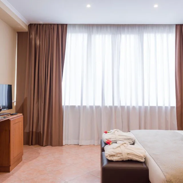 غرفة سوبيريور بسرير مزدوج بإطلالة على المدينة، Raeli Hotel Lux 3/7