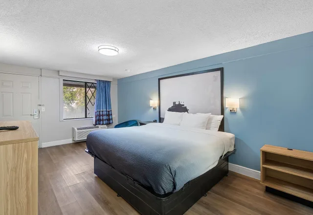 غرفة بسرير مزدوج، Super 8 By Wyndham Lantana West Palm Beach 2/5