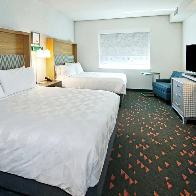 غرفة قياسية بسرير كينج وسريرين كوين، Holiday Inn & Suites Calgary Airport North 2/10