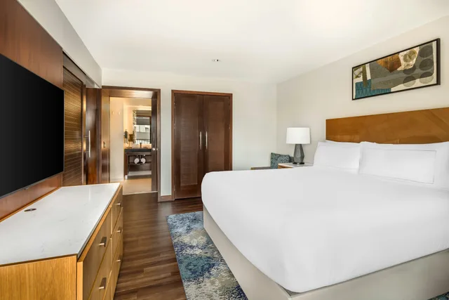 1 Bedroom, Suite, King Bed, Hokulani Waikiki By Hilton Grand Vacations 1/6