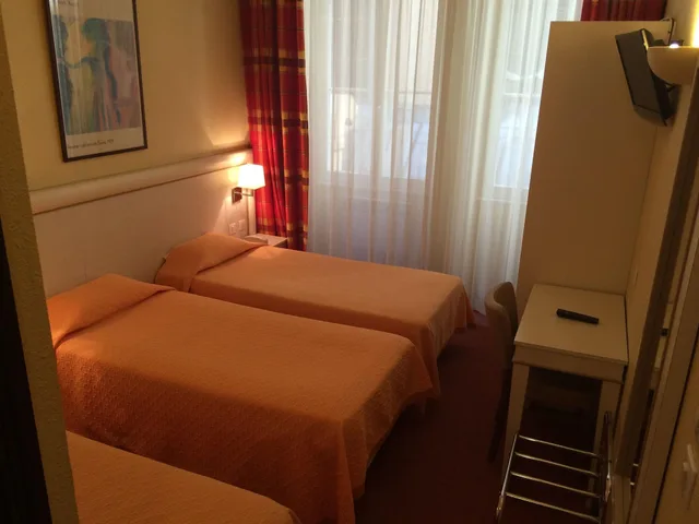 غرفة ثلاثية، Hotel Elysee 2/5