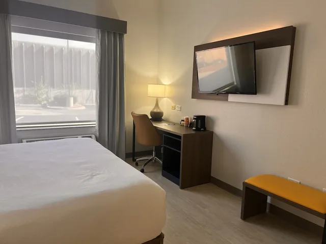 جناح بسرير كينج مع أريكة، Comfort Suites Louisville Airport 1/8