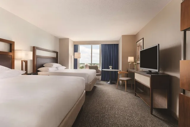 غرفة بسريرين كوين بإطلالة على النهر، Hyatt Regency Wichita 2/7