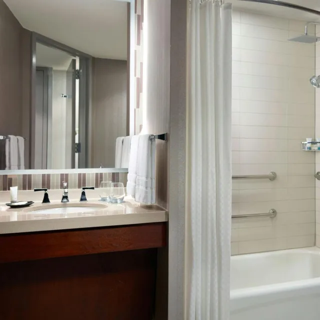 غرفة تقليدية بسرير كوين بحوض استحمام لذوي الإعاقة، The Westin Peachtree Plaza Atlanta 7/10