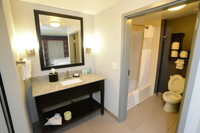 استوديو بسريرين كوين لذوي الإعاقة، Hampton Inn And Suites Albany 3/4