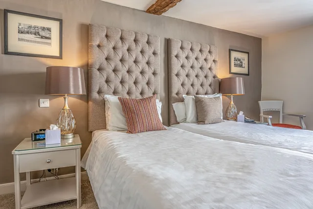 Room, Twin Beds, The Sun Inn 4/5