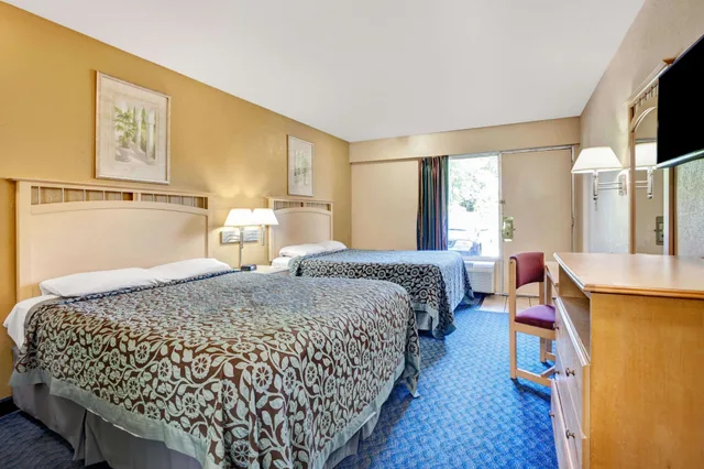 Room, 2 Queen Beds, Days Inn By Wyndham Louisville Airport Fair And Expo Center 6/9