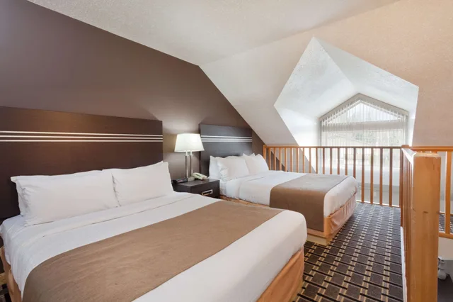 Loft, Suite, 1 Single and 2 Queen Beds, Kitchenette، Super 8 by Wyndham Valemount 1/5
