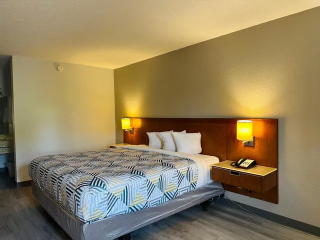 1 King Bed - Non-Smoking, Micfridge، Motel6 Forrest City, AR 1/8