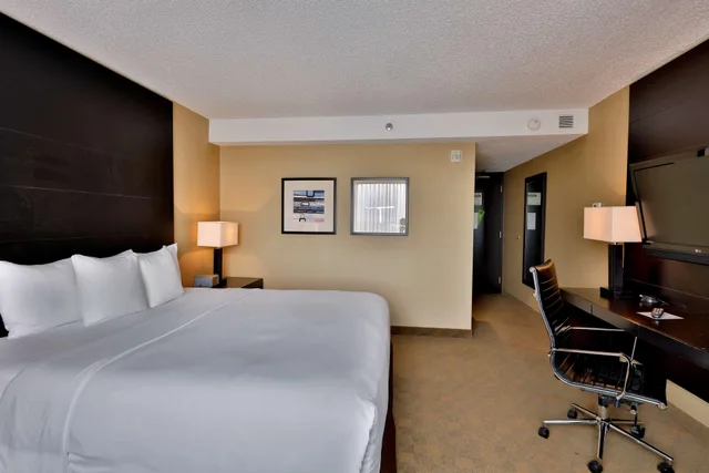 غرفة قياسية بسرير مزدوج، Radisson Hotel & Convention Center Edmonton 1/1