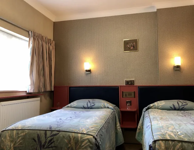 Adjoining, Family Suite, Double and Twin Beds, Shared Bathroom، Mitre House 2/10