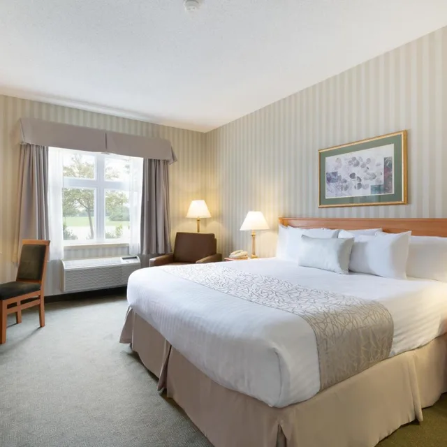 جناح بسرير كينج مع أريكة، Days Inn By Wyndham Orillia 1/3