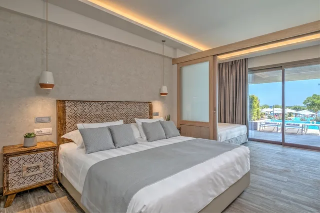 Swim Up, Family, Double and Twin Beds, Sea View، Amada Colossos Resort 1/4