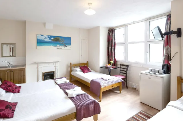 غرفة رباعية بأربعة أسرّة بحمام خاص، City London Hotel 2/8