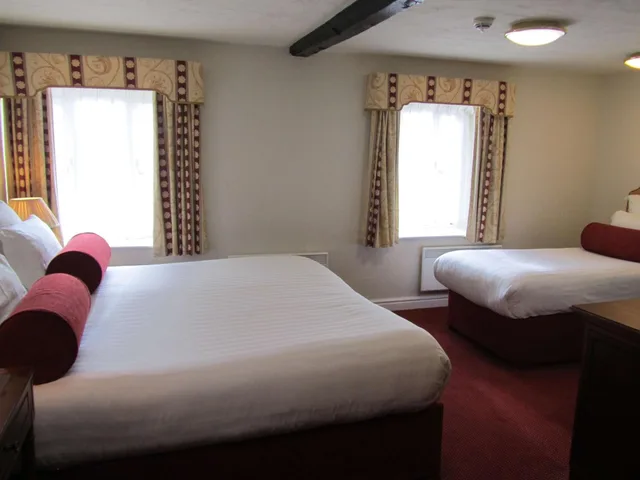 غرفة عائلية بسرير مزدوج وسريرين منفصلين، Windmill Village Hotel, Golf Club Spa, BWSC 6/9