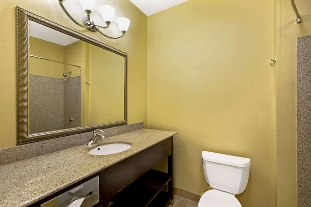 غرفة تنفيذية بسرير كينج، La Quinta Inn & Suites by Wyndham Tulsa Airpt / Expo Square 5/6