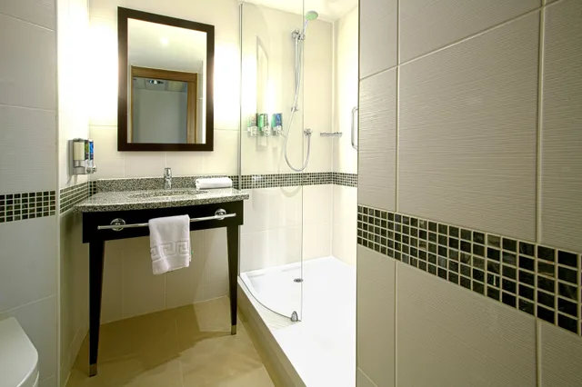 غرفة بسرير كوين مع أريكة، HAMPTON BY HILTON YORK 6/7