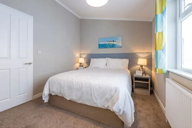 غرفة فاخرة بسرير مزدوج وسريرين منفصلين، Newperran Holiday Park 1/1