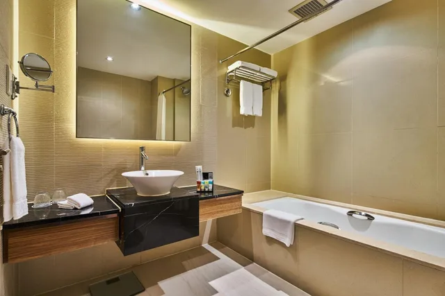 Comfortable Room King Bed, Four Points By Sheraton Shanghai Daning 7/8