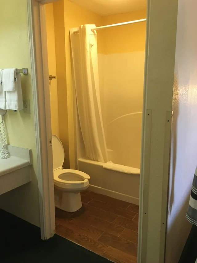 غرفة قياسية بسرير كينج، Woodstream Inn 4/4