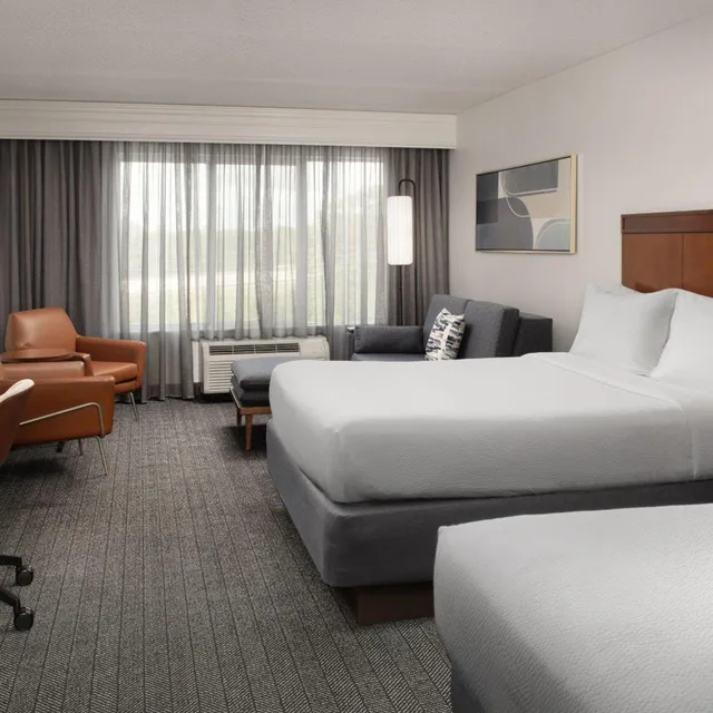 غرفة بسرير كوين مع أريكة، Courtyard by Marriott Jacksonville Flagler Center 1/4