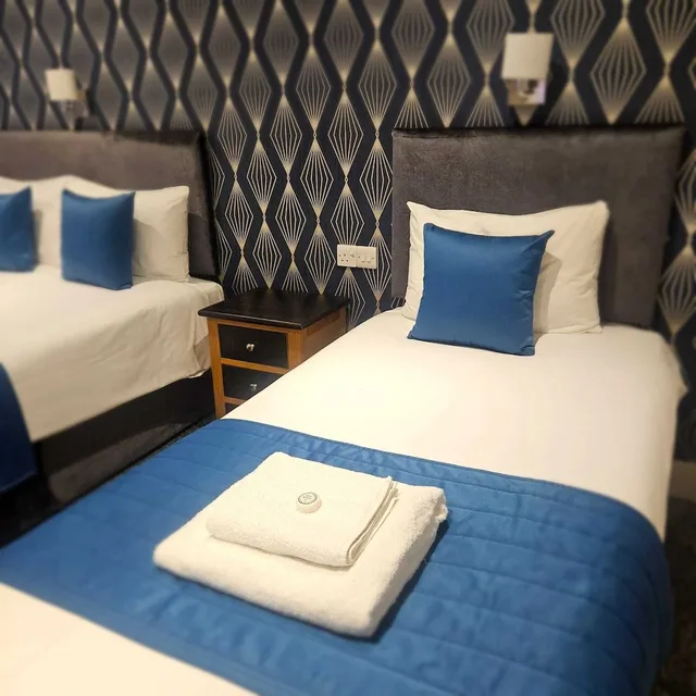 Semi Basement, Twin Beds، George 2/3