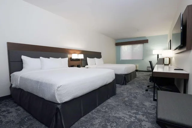 Room, 2 Queen Beds, Courtyard View, La Quinta Inn & Suites by Wyndham Santa Cruz 2/6