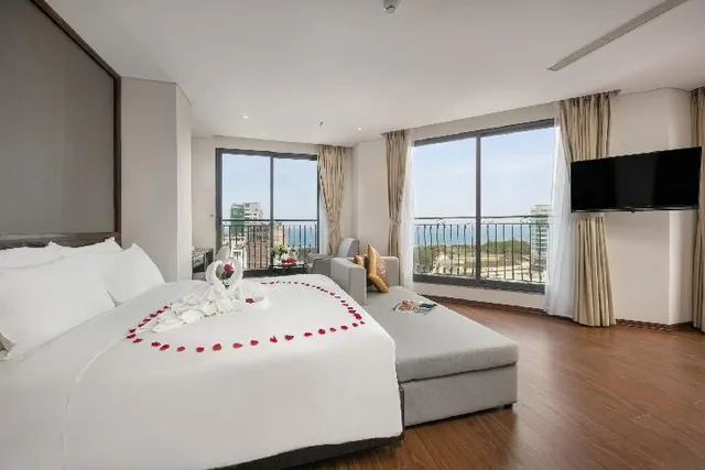 غرفة ديلوكس كبيرة بإطلالة على البحر، Cosmos Hotel Danang 1/1