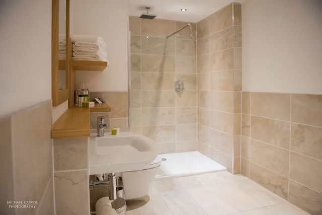 غرفة ديلوكس عائلية بسرير مزدوج وسرير بطابقين وسرير بطابقين، Kingsmills Hotel 6/6